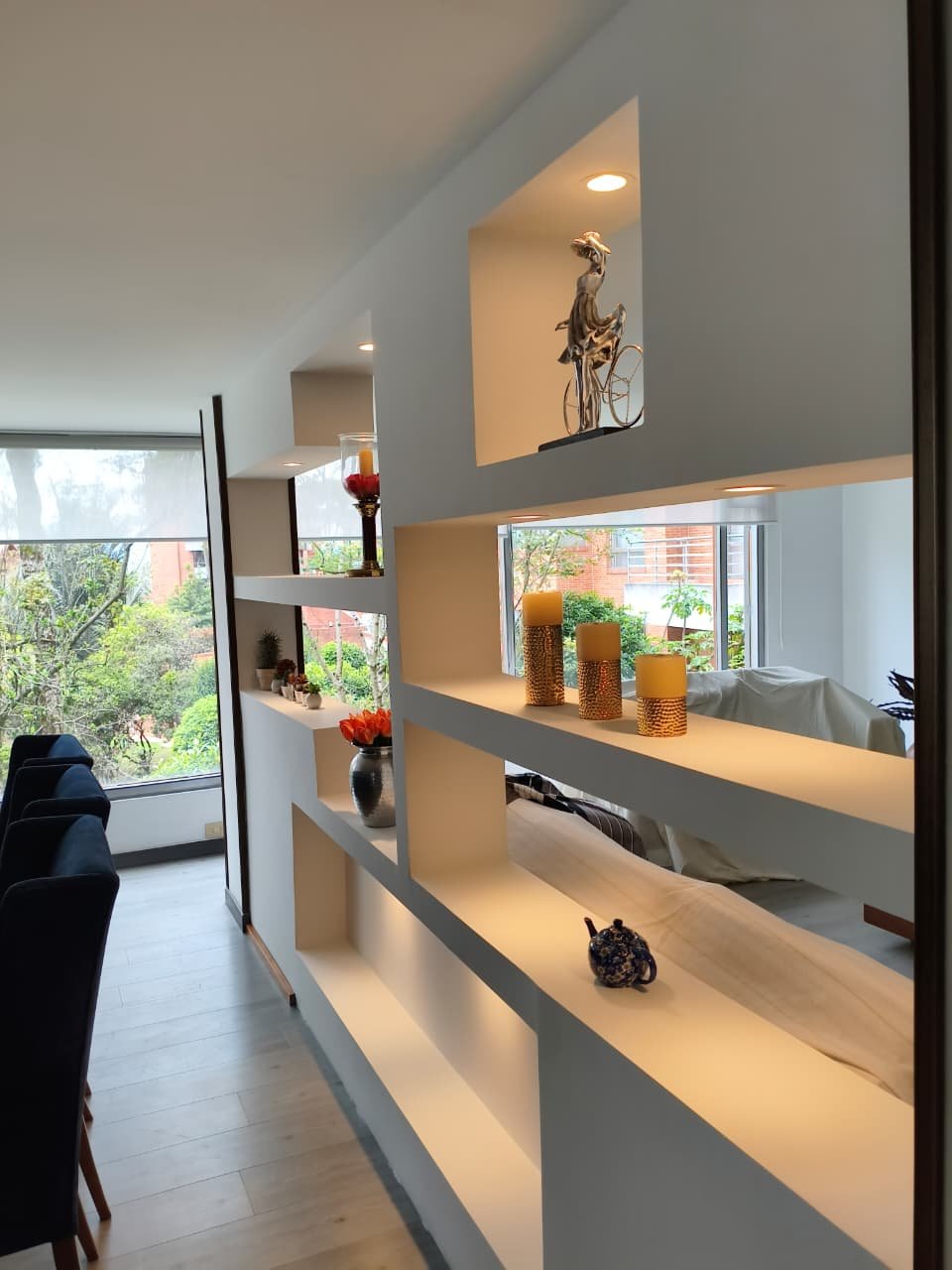 Diseño de estantería y nichos iluminados con Drywall en una remodelación