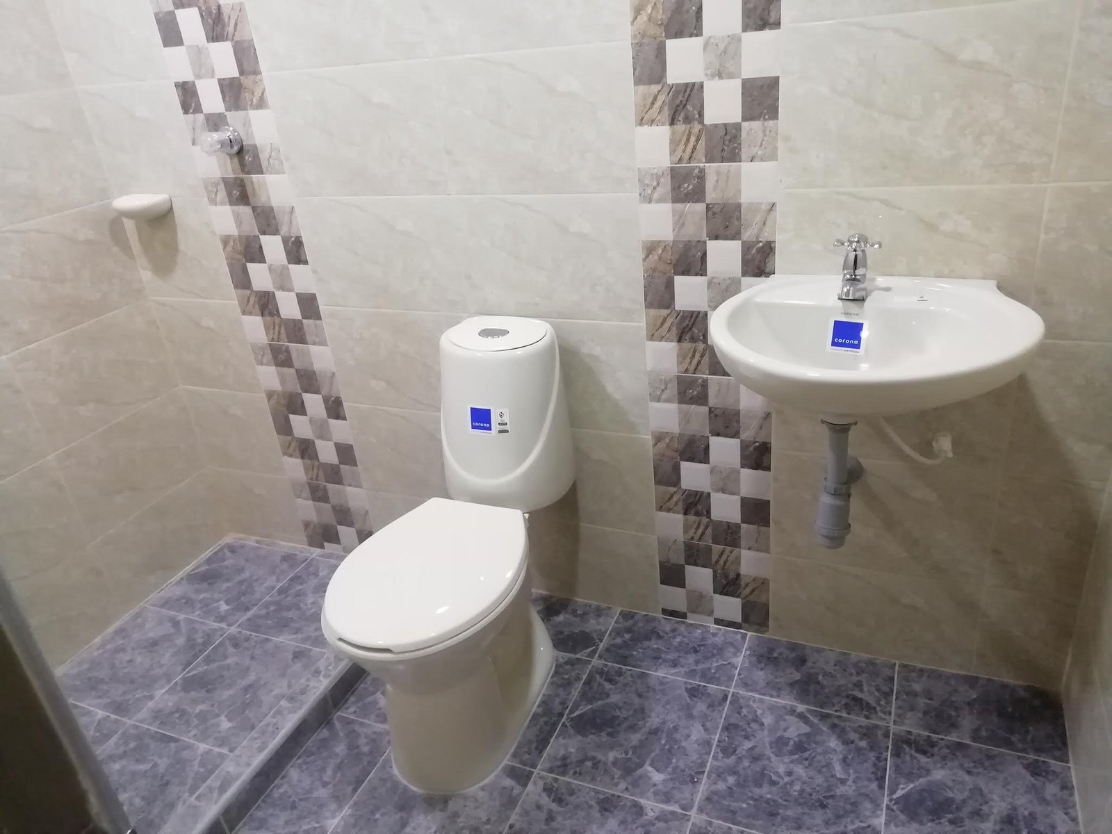 Acabados de pintura y estuco en apartamento remodelado